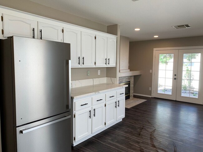 Building Photo - SHOWS LIKE A MODEL- IMMEDIATE MOVE-IN!!!