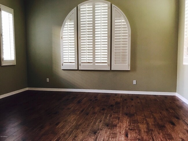 Building Photo - 1150 W Silver Creek Rd