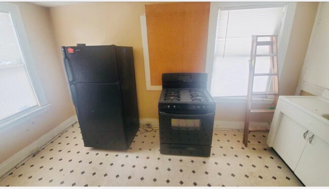 Building Photo - 1830 S Salina St