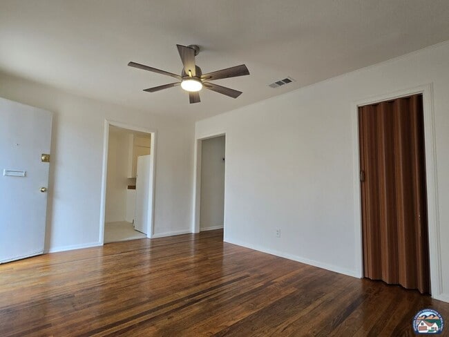 Building Photo - 1018 W Commercial Ave