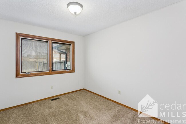 Building Photo - Spacious 3 Bedroom off of North Rock!