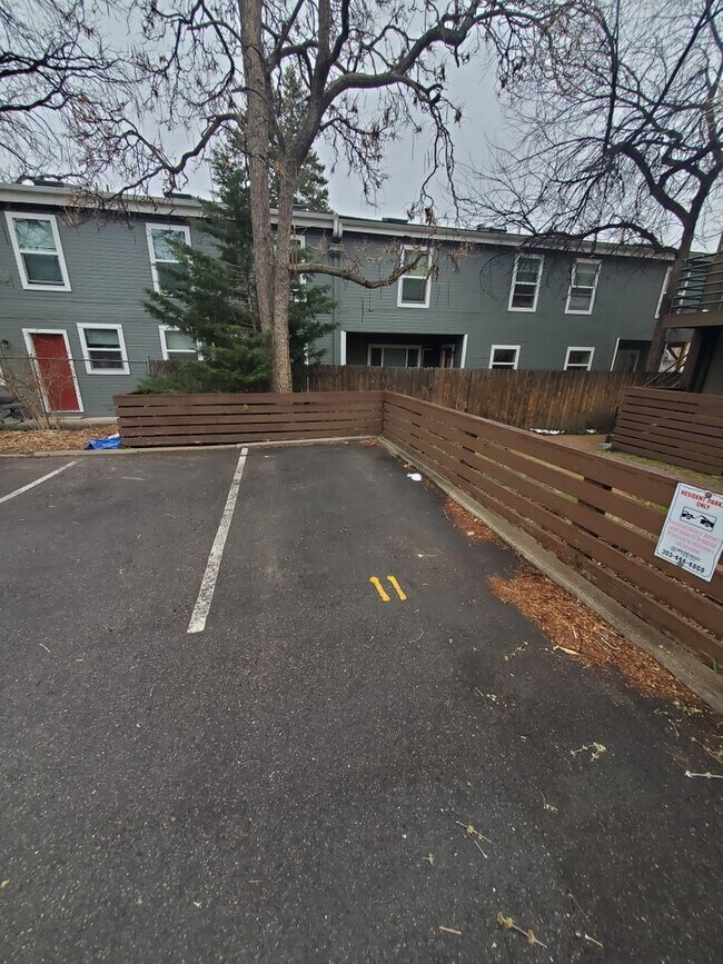 Building Photo - Cozy and Recently Updated 1BR with Firepla...