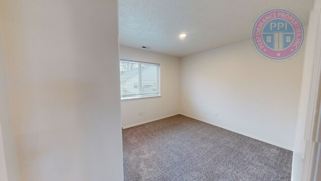 Building Photo - Two Level Cascadia Village Home with  Large Fenced Backyard ! Pet Welcome