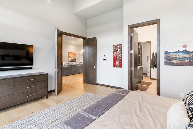 Building Photo - Luxury ski season rental is an entertainer...