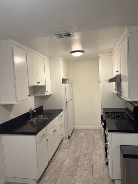 Building Photo - 301 N Tustin Ave