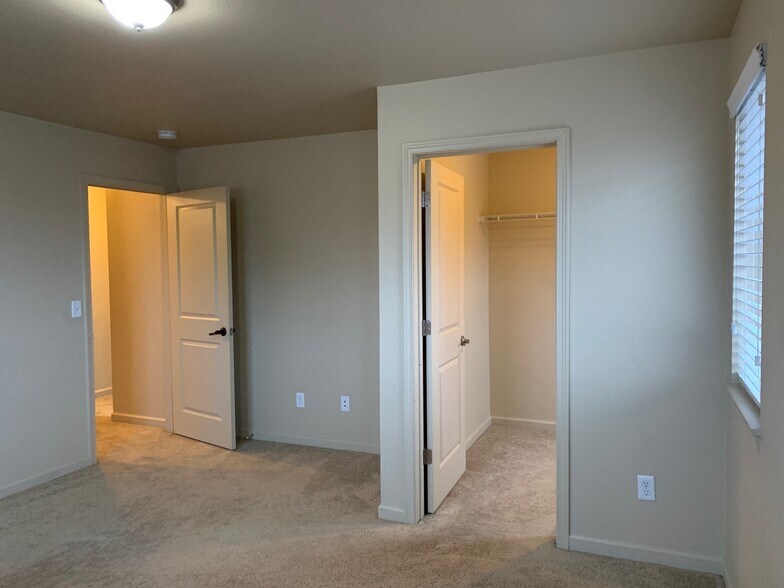 Building Photo - 3025 17th Ave W