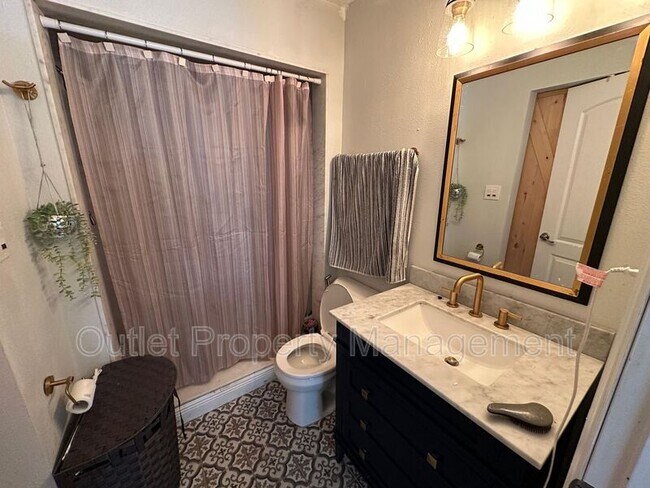 Building Photo - 129 E Concord St