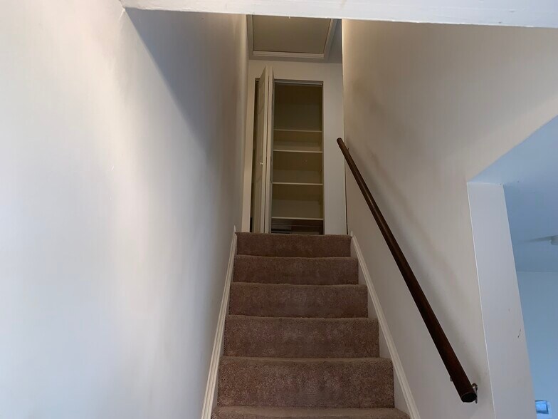 Building Photo - 4304 Royalview Dr