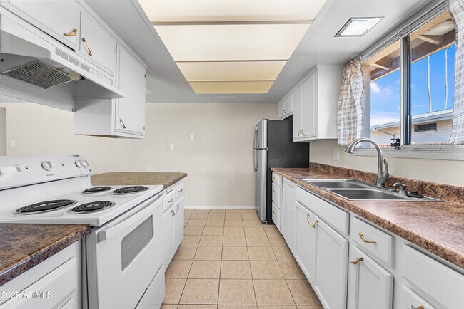 Building Photo - 4401 W Claremont St