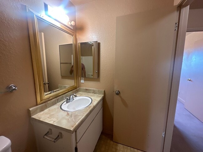 Building Photo - 560 Clover Dr