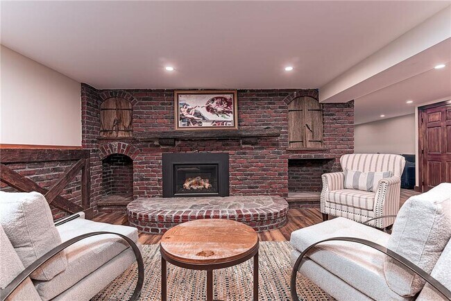 Building Photo - 14 Woodlake Dr