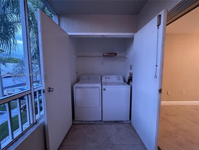Building Photo - 2820 N Oakland Forest Dr