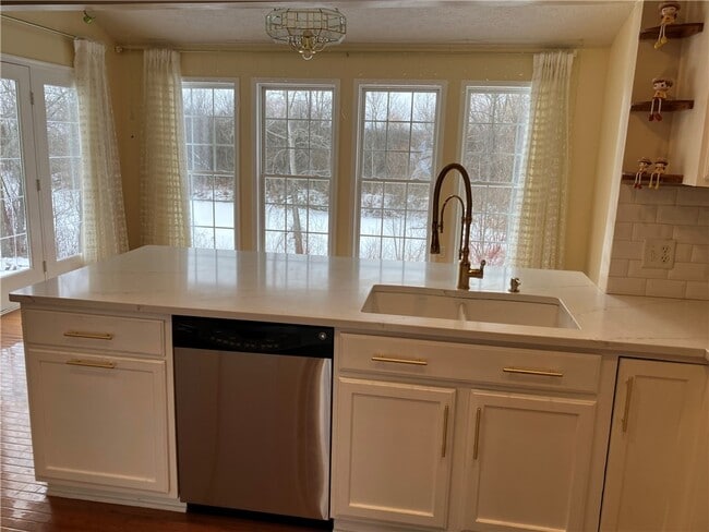 Building Photo - 120 Hummingbird Way