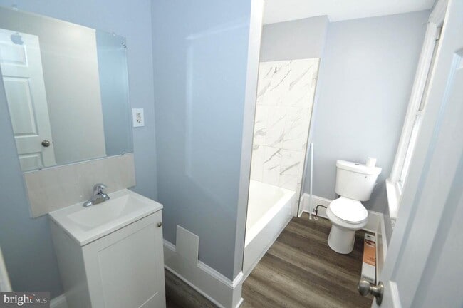 Building Photo - 201 York St