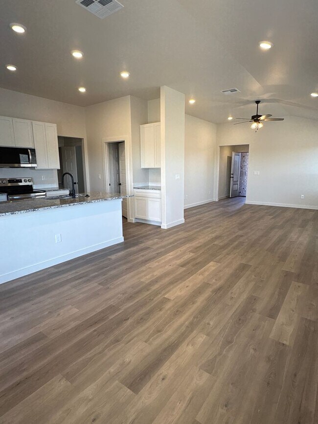 Building Photo - Space, Space and more Space! This ones for you!