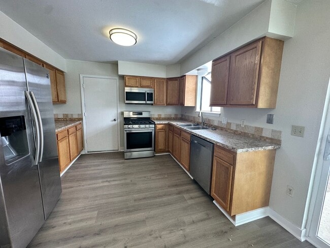 Building Photo - MOVE IN SPECIAL! Cozy 5 bedroom 2 bath Home - Erie