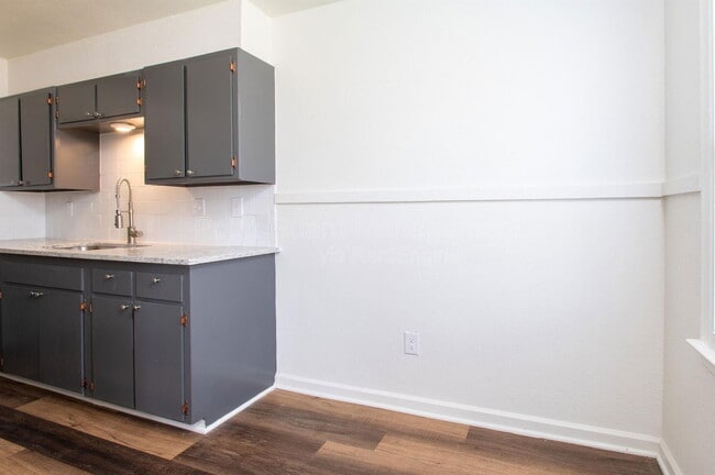 Building Photo - 1301 E Mount Vernon St