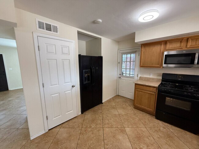 Building Photo - 6864 E Nelson Dr