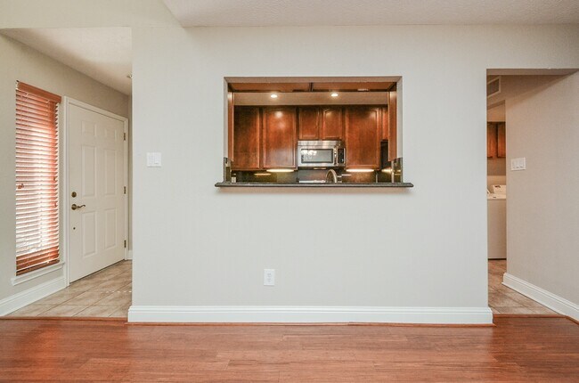 Building Photo - 13859 Hollowgreen Dr