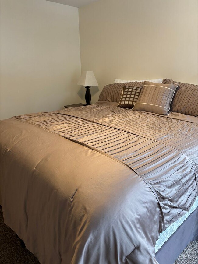 Building Photo - 8352 N Village Dr