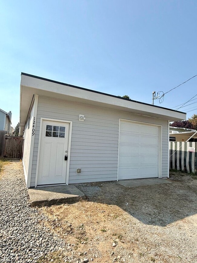 Building Photo - Charming 2-Bed, 1-Bath White Center Home