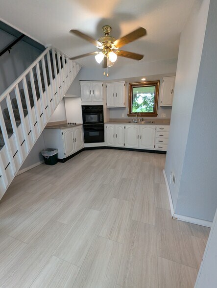 Kitchen - 6318 W Park Ave