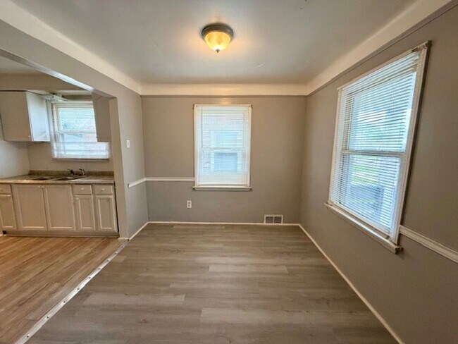 Building Photo - 2 Bedroom 1 Bath House For Lease