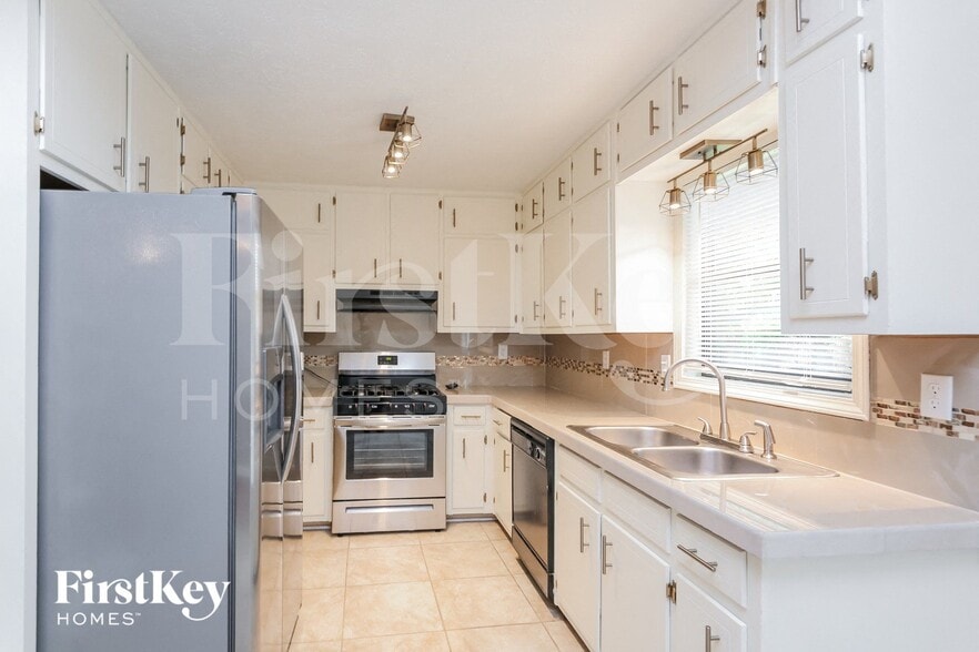 Building Photo - 2639 Windmere Dr NW