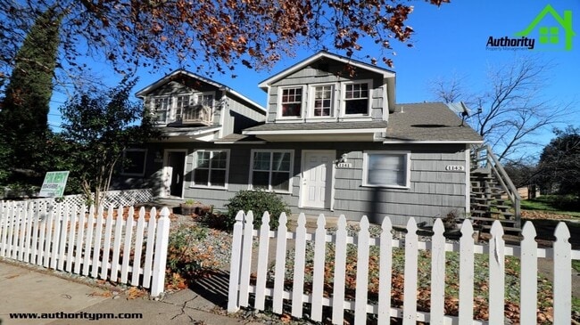 Primary Photo - 1141 Magnolia Ave