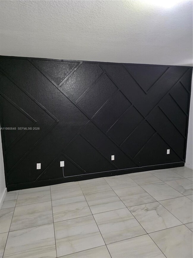 Building Photo - 600 NE 4th Ter