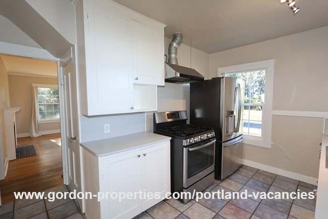 Building Photo - MOVE IN SPECIAL: SE Cesar E Chavez Blvd - ...