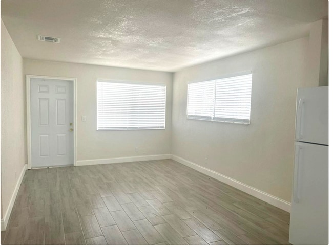 Building Photo - LARGE NEWLY RENOVATED 2 BEDROOM APARTMENTS Application fee is waived during move in