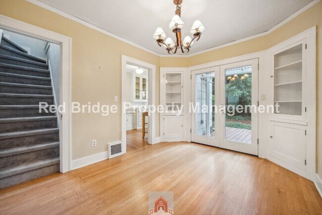 Building Photo - 2619 NE Flanders St