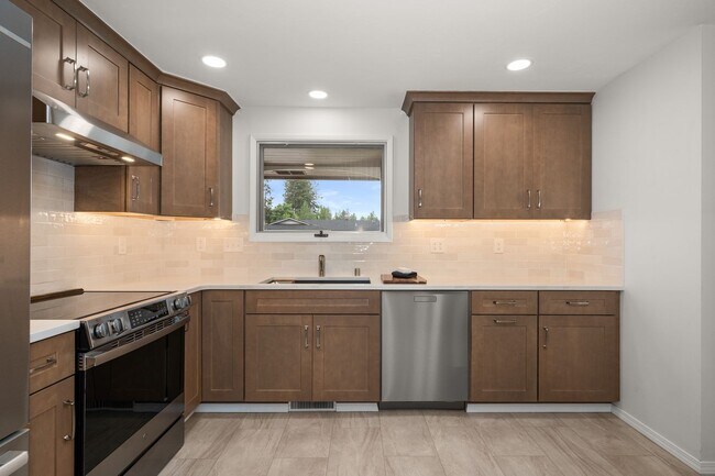 Building Photo - Available Now!! 5 Bedroom, 3 Bathroom Ranc...