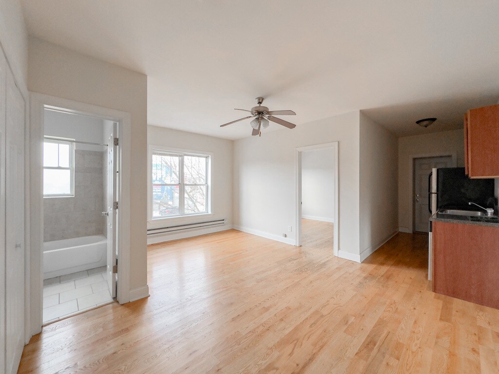 Building Photo - 956 W Cornelia Ave