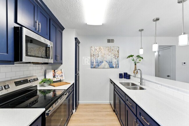 Building Photo - 202 N Kealy Ave