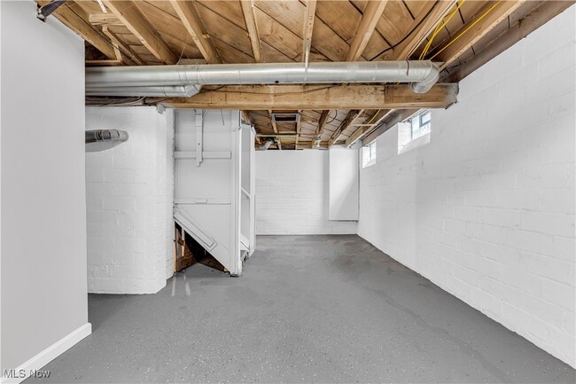 Building Photo - 141 E 206th St