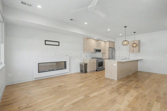 Building Photo - 2708 W 25th Ave