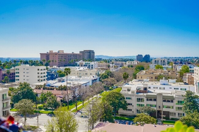 Building Photo - 435 N Oakhurst Dr