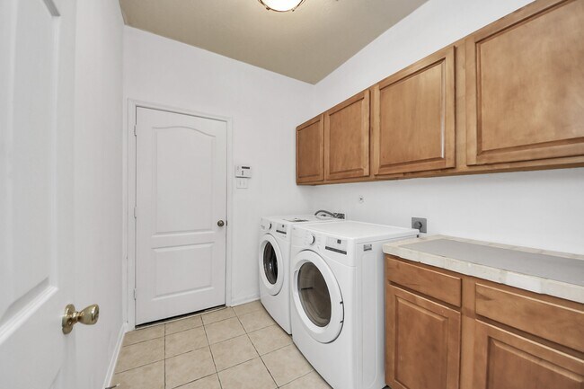 Building Photo - 13114 Oak Ledge Dr