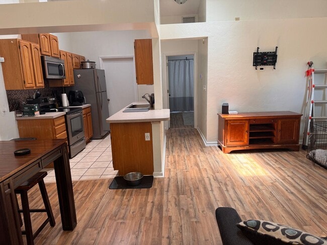 Building Photo - 2 Bed 2 Bath Home in Seranola Manor ! Fenced in YARD!