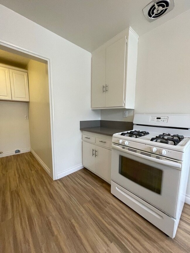Building Photo - Long Beach 3 Bedroom 1.5 Bath House - 2 Ca...