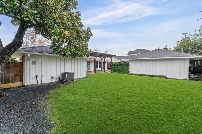 Building Photo - 6158 Burgoyne Rd