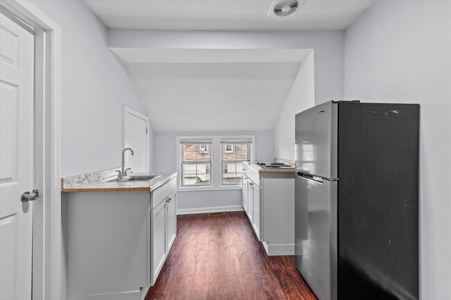 Building Photo - 6BR / 5BA Single-Family Home | 2,663 Sq Ft | Private Driveway | Deck | $4,200/mo Spacious 6-bedro...