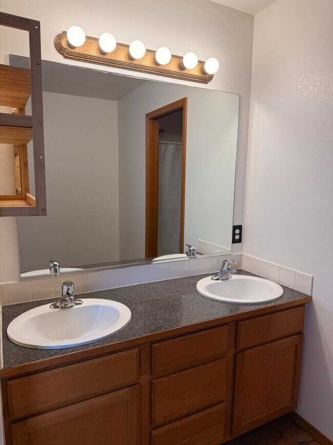 Building Photo - Duplex in Stoddard meadows