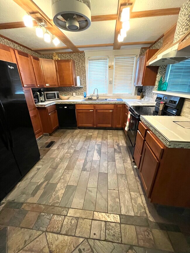 Building Photo - 1706 Mary St