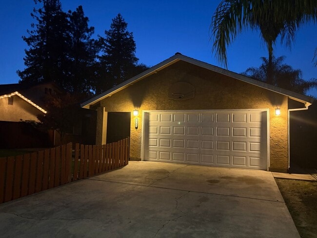 Building Photo - Great 4 bedroom home with pool