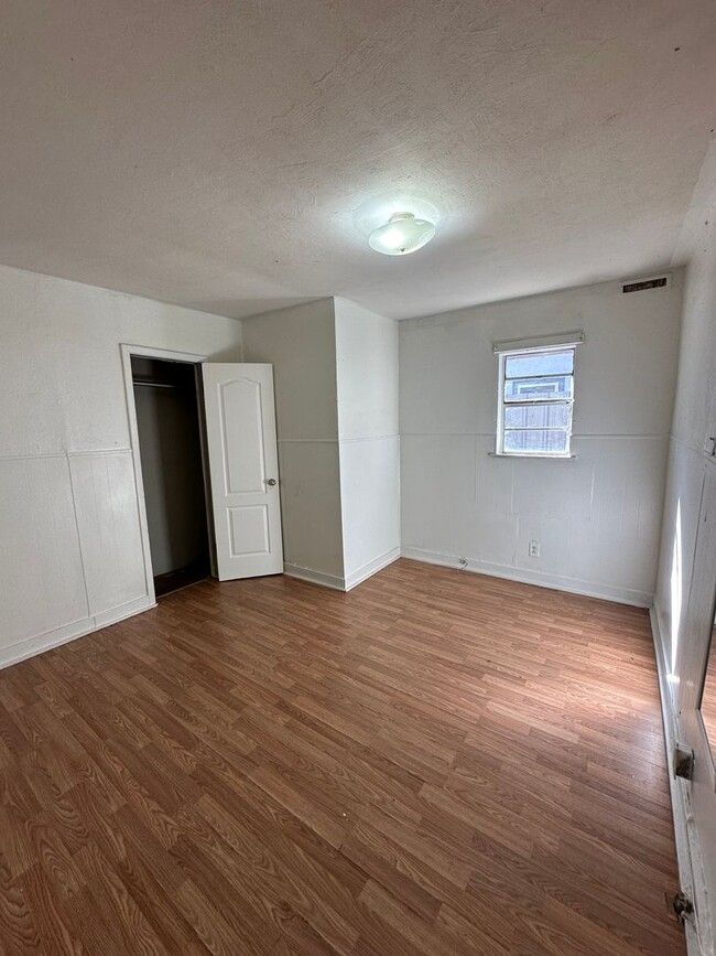 Building Photo - Spacious and Comfy 1 Bed Apartment!