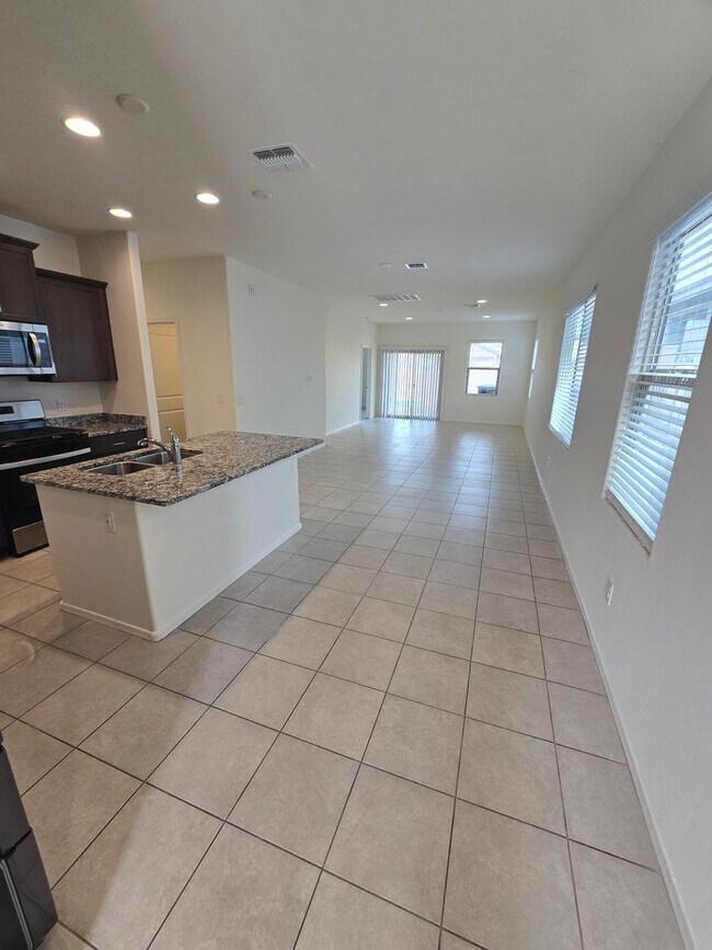 Building Photo - Like-New Home in Southeast Tucson’s Most Desirable Neighborhood!