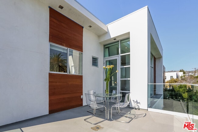 Building Photo - 912 N Crescent Heights Blvd